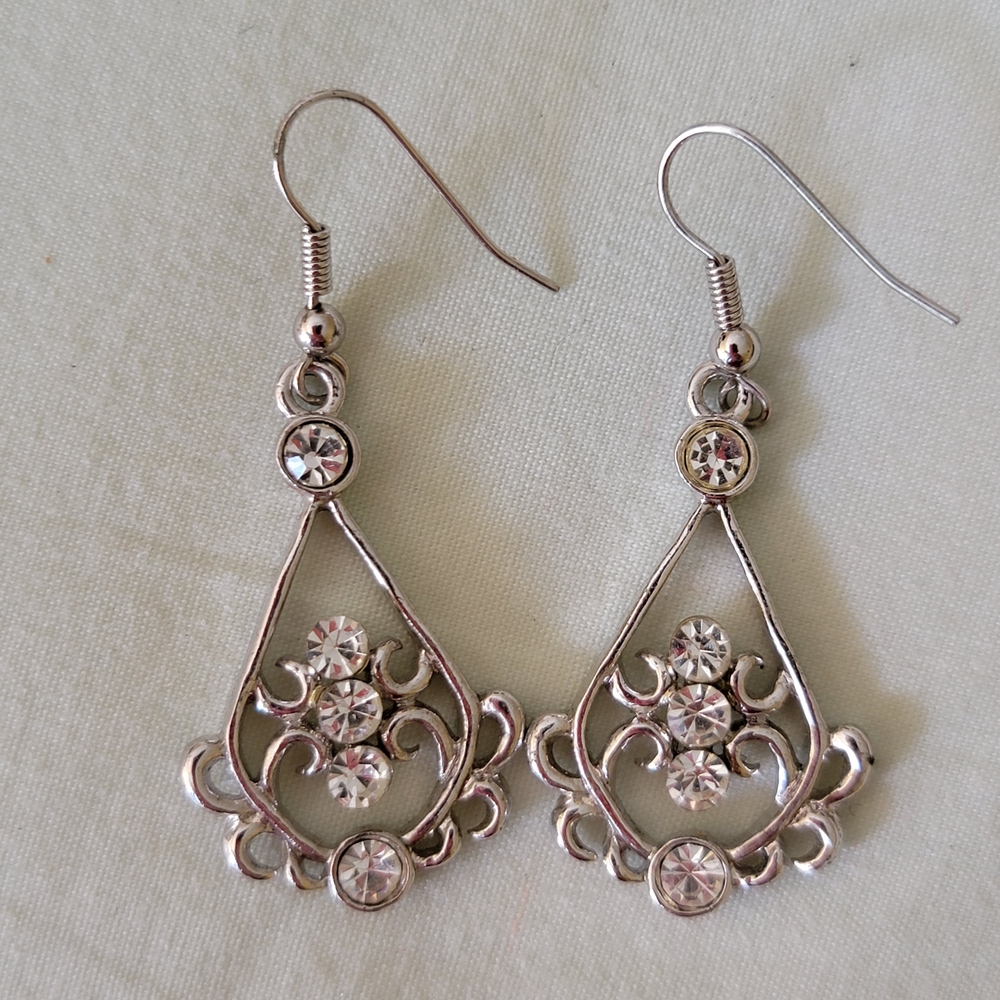 Chic Silver Filigree Earrings